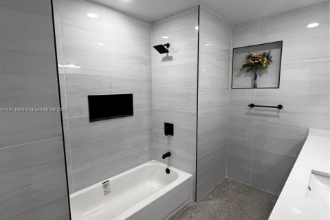 House in Fort Lauderdale, Florida 3 bedrooms, 136.01 sq.m. № 1970161 - photo 15