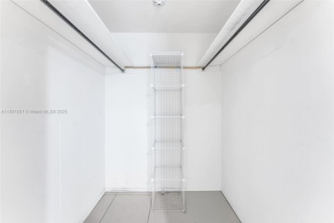 Condo in Miami Beach, Florida, 2 bedrooms  № 2004756 - photo 23