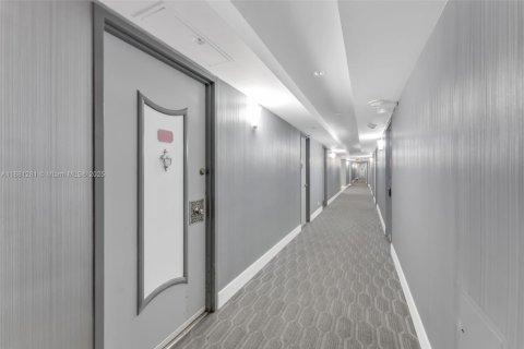 Condo in Miami Beach, Florida, 2 bedrooms  № 2004756 - photo 24