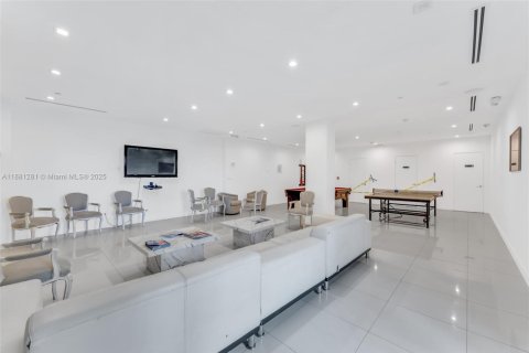 Condo in Miami Beach, Florida, 2 bedrooms  № 2004756 - photo 25