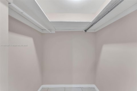 Condo in Miami Beach, Florida, 2 bedrooms  № 2004756 - photo 22