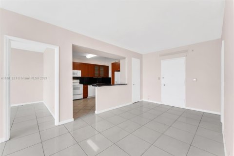 Condo in Miami Beach, Florida, 2 bedrooms  № 2004756 - photo 17