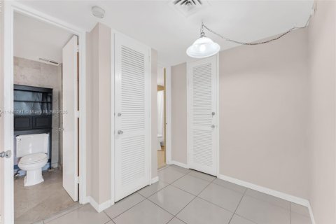 Condo in Miami Beach, Florida, 2 bedrooms  № 2004756 - photo 11