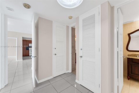Condo in Miami Beach, Florida, 2 bedrooms  № 2004756 - photo 13