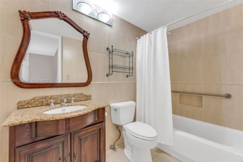 Condo in Miami Beach, Florida, 2 bedrooms  № 2004756 - photo 21