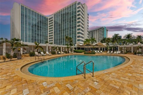 Condo in Miami Beach, Florida, 2 bedrooms  № 2004756 - photo 29
