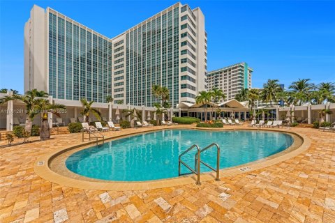 Condo in Miami Beach, Florida, 2 bedrooms  № 2004756 - photo 30