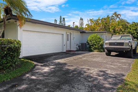 House in Palmetto Bay, Florida 4 bedrooms, 219.9 sq.m. № 1945572 - photo 10