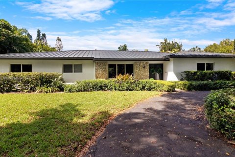House in Palmetto Bay, Florida 4 bedrooms, 219.9 sq.m. № 1945572 - photo 1