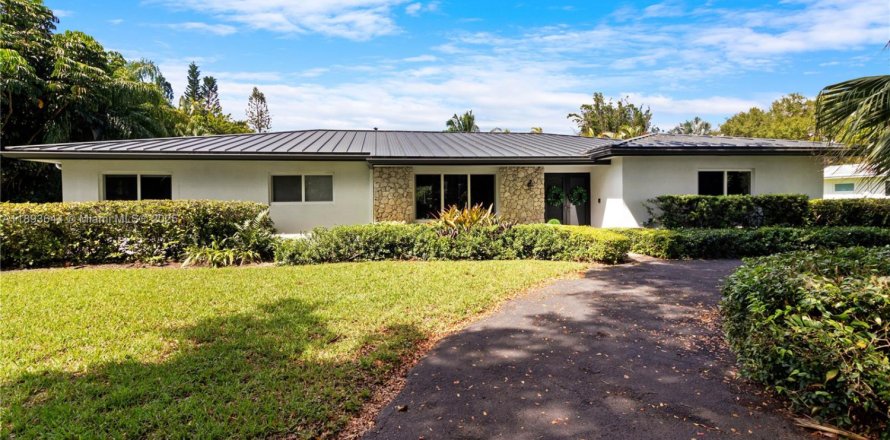 House in Palmetto Bay, Florida 4 bedrooms, 219.9 sq.m. № 1945572