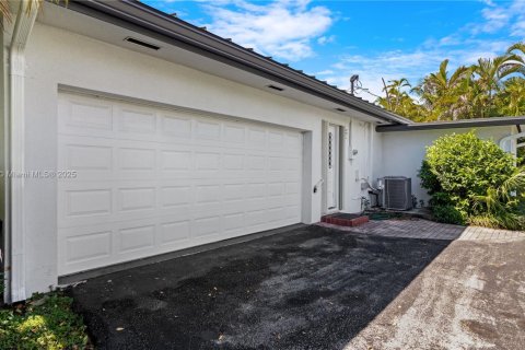 House in Palmetto Bay, Florida 4 bedrooms, 219.9 sq.m. № 1945572 - photo 9