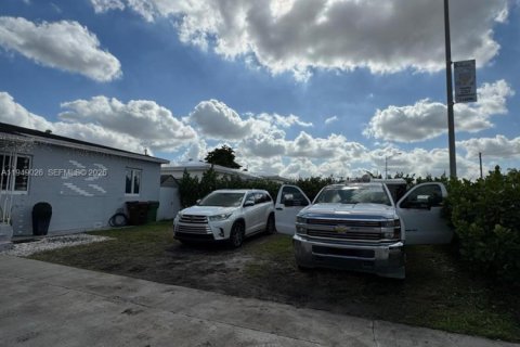 Снять в аренду виллу или дом в Хайалиа, Флорида 3 спальни, 145.21м2, № 2005698 - фото 4