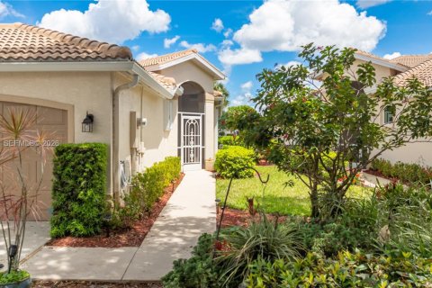 Villa ou maison à louer à Naples, Floride: 2 chambres, 160.07 m2 № 2170583 - photo 2
