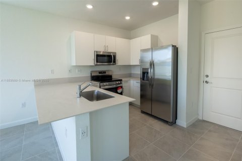 Снять в аренду виллу или дом в Хомстед, Флорида 3 спальни, 159.23м2, № 1886620 - фото 15