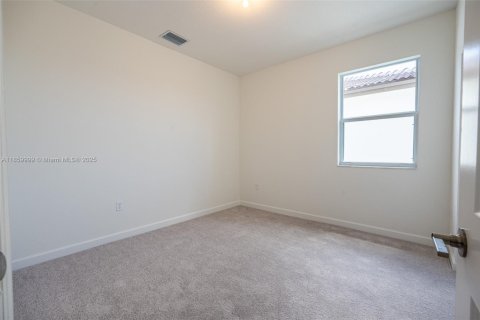 Снять в аренду виллу или дом в Хомстед, Флорида 3 спальни, 159.23м2, № 1886620 - фото 28