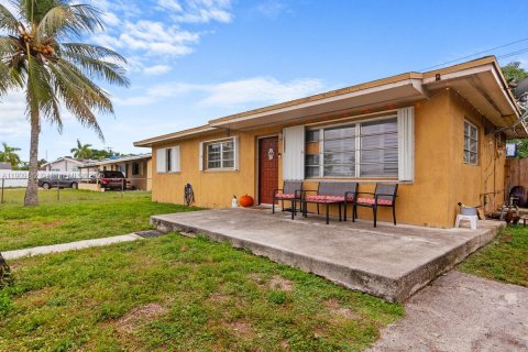 House in Miami Gardens, Florida 3 bedrooms, 153.75 sq.m. № 1965338 - photo 2