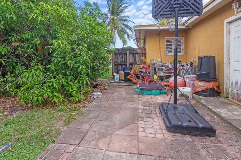 House in Miami Gardens, Florida 3 bedrooms, 153.75 sq.m. № 1965338 - photo 15