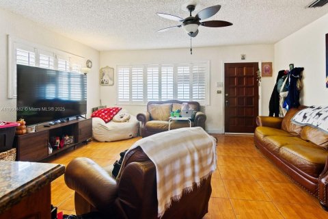 House in Miami Gardens, Florida 3 bedrooms, 153.75 sq.m. № 1965338 - photo 3