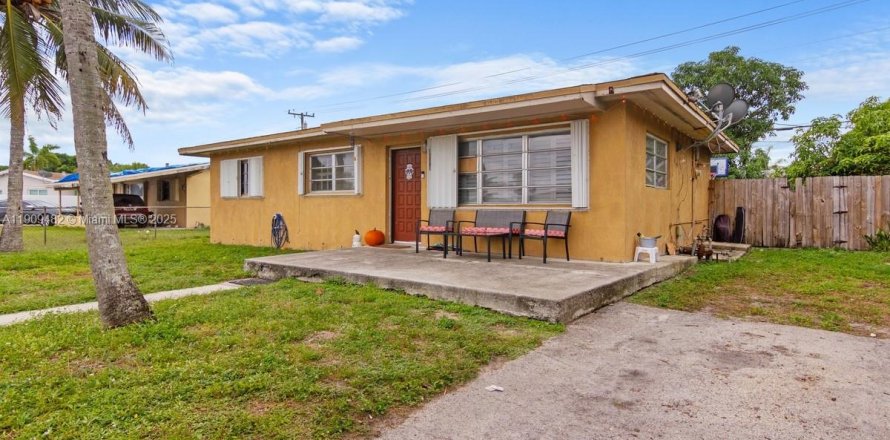 House in Miami Gardens, Florida 3 bedrooms, 153.75 sq.m. № 1965338