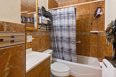 House in Miami Gardens, Florida 3 bedrooms, 153.75 sq.m. № 1965338 - photo 9