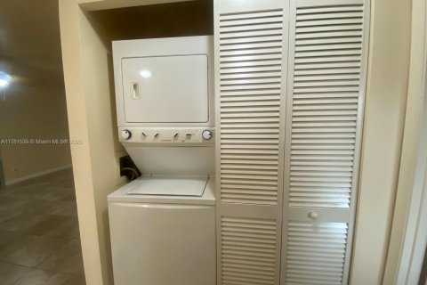 Купить кондоминиум в Маргит, Флорида 2 спальни, 90.12м2, № 2013028 - фото 13