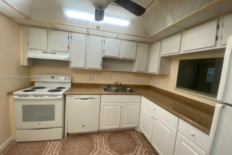 Купить кондоминиум в Маргит, Флорида 2 спальни, 90.12м2, № 2013028 - фото 2