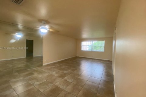 Купить кондоминиум в Маргит, Флорида 2 спальни, 90.12м2, № 2013028 - фото 6