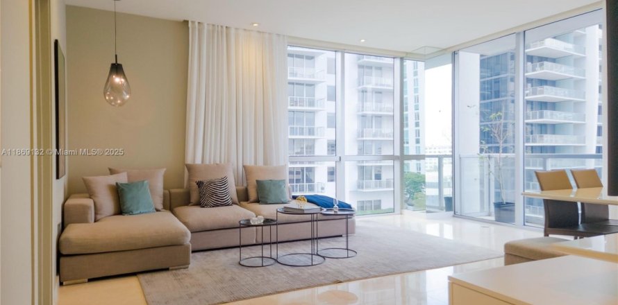 Condo in Miami, Florida, 2 bedrooms № 1895395