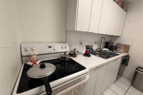 Condominio en alquiler en Miami, Florida, 2 dormitorios, 85.47 m2 № 1882127 - foto 3