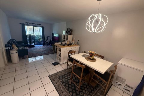 Condominio en alquiler en Miami, Florida, 2 dormitorios, 85.47 m2 № 1882127 - foto 5
