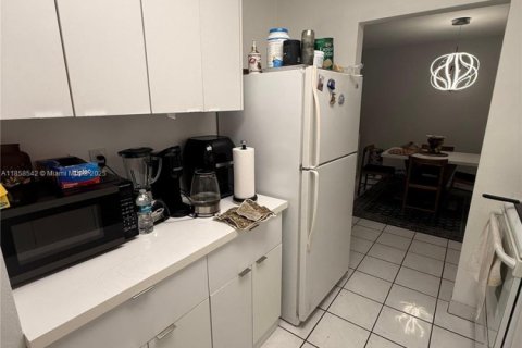 Condominio en alquiler en Miami, Florida, 2 dormitorios, 85.47 m2 № 1882127 - foto 4