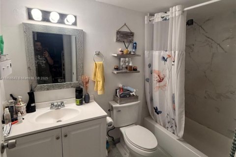 Condominio en alquiler en Miami, Florida, 2 dormitorios, 85.47 m2 № 1882127 - foto 17