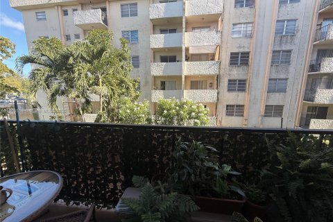 Condominio en alquiler en Miami, Florida, 2 dormitorios, 85.47 m2 № 1882127 - foto 10