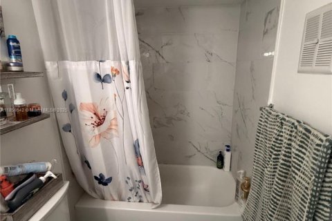 Condominio en alquiler en Miami, Florida, 2 dormitorios, 85.47 m2 № 1882127 - foto 18