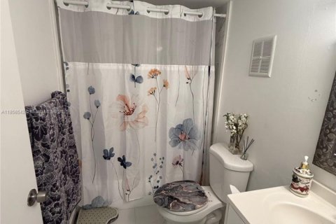 Condominio en alquiler en Miami, Florida, 2 dormitorios, 85.47 m2 № 1882127 - foto 13