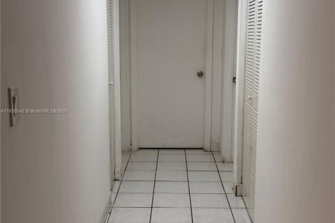 Condominio en alquiler en Miami, Florida, 2 dormitorios, 85.47 m2 № 1882127 - foto 11