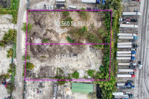 Commercial property in Hialeah, Florida № 1811721 - photo 1