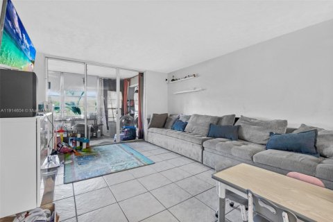 Condominio en venta en Lauderdale Lakes, Florida, 2 dormitorios, 93.09 m2 № 1970094 - foto 19