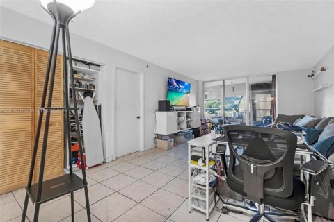 Condominio en venta en Lauderdale Lakes, Florida, 2 dormitorios, 93.09 m2 № 1970094 - foto 20