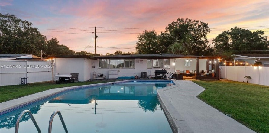 Villa ou maison à Orlando, Floride 4 chambres № 2402526