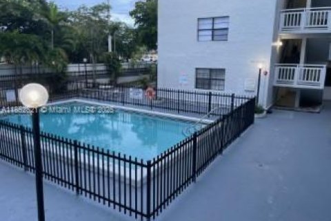 Condominio en venta en North Miami, Florida, 1 dormitorio, 64.2 m2 № 1891094 - foto 12