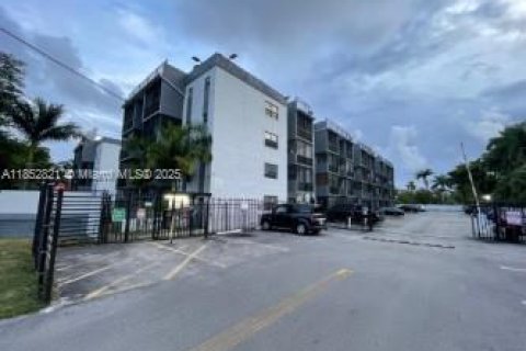 Condominio en venta en North Miami, Florida, 1 dormitorio, 64.2 m2 № 1891094 - foto 1
