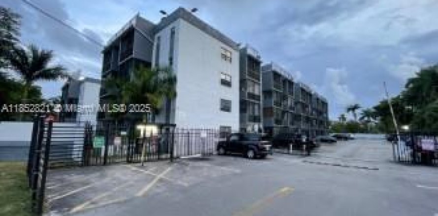 Condominio en North Miami, Florida, 1 dormitorio № 1891094