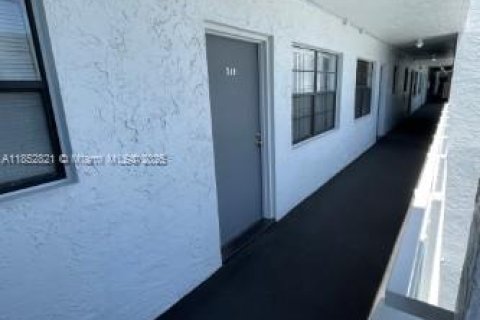 Condominio en venta en North Miami, Florida, 1 dormitorio, 64.2 m2 № 1891094 - foto 2