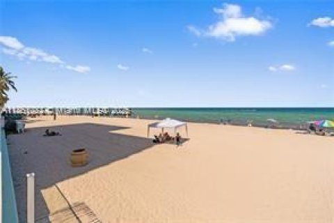 Condominio en venta en Hollywood, Florida, 1 dormitorio, 83.24 m2 № 2012619 - foto 2