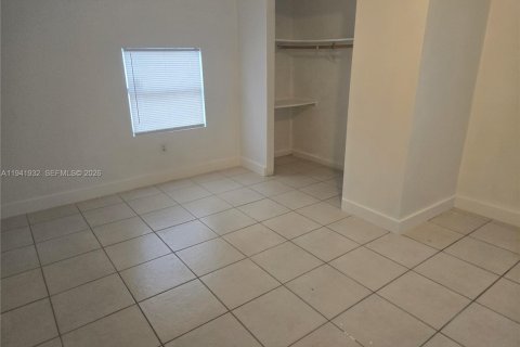 House in Fort Lauderdale, Florida 4 bedrooms, 93.65 sq.m. № 1998749 - photo 2