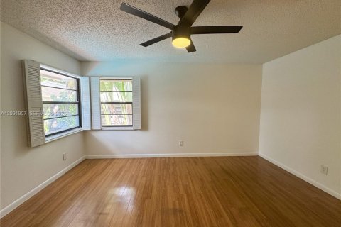 Villa ou maison à louer à Hollywood, Floride: 3 chambres, 189.8 m2 № 2385000 - photo 23