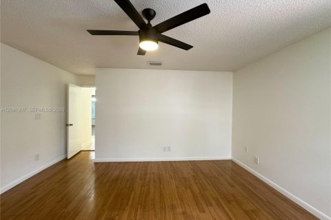 Villa ou maison à louer à Hollywood, Floride: 3 chambres, 189.8 m2 № 2385000 - photo 22