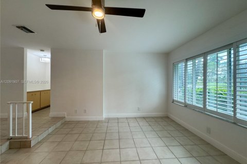 Villa ou maison à louer à Hollywood, Floride: 3 chambres, 189.8 m2 № 2385000 - photo 17