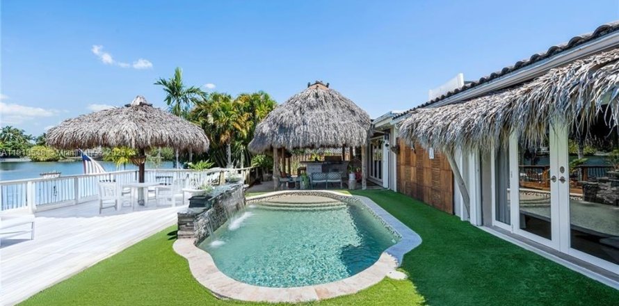 Дом в Майами, Флорида 5 спален, 238.2м2 № 1968620